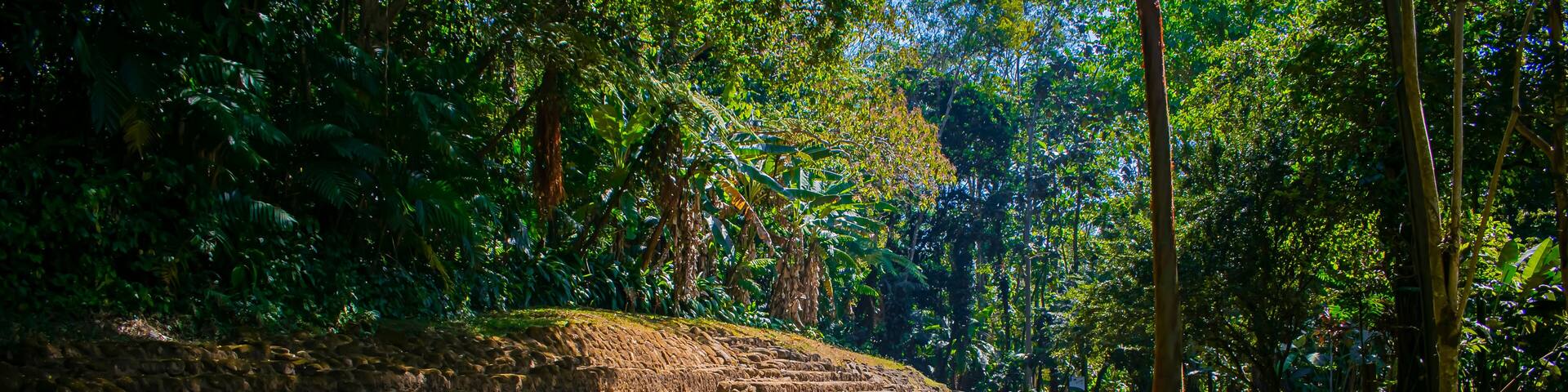 paisaje hermoso templo takalik abaj mayan mam entre bosques