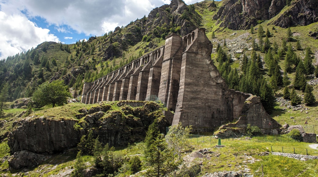 Veduta dal sentiero in avvicinamento alla diga del Gleno