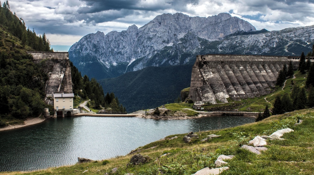 Veduta del lago del Gleno, con la suggestiva testimonianza del disastro causato dal crollo della diga, che la Val di Scalve ancora ricorda. Sullo sfondo il massiccio della Presolana.