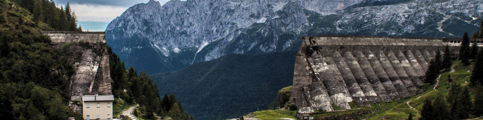 Veduta del lago del Gleno, con la suggestiva testimonianza del disastro causato dal crollo della diga, che la Val di Scalve ancora ricorda. Sullo sfondo il massiccio della Presolana.