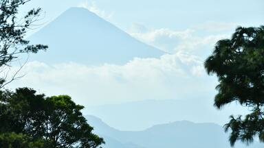 Volcán de agua visto desde el municipio de Villa Canales en Guatemala. Toma Horizontal.