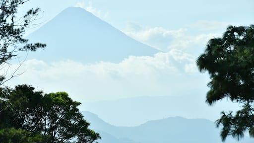 Volcán de agua visto desde el municipio de Villa Canales en Guatemala. Toma Horizontal.