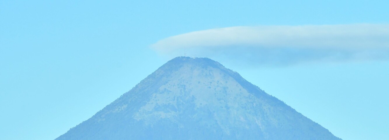 Una montaña bajo un cielo despejado.