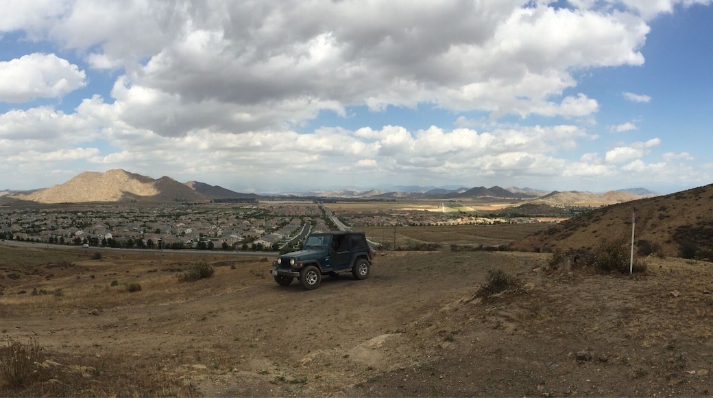 On the way to study at the local coffee shop and saw a dirt road, so might as well see where it goes! There's always something to do in California! I love being a Californian!!!!