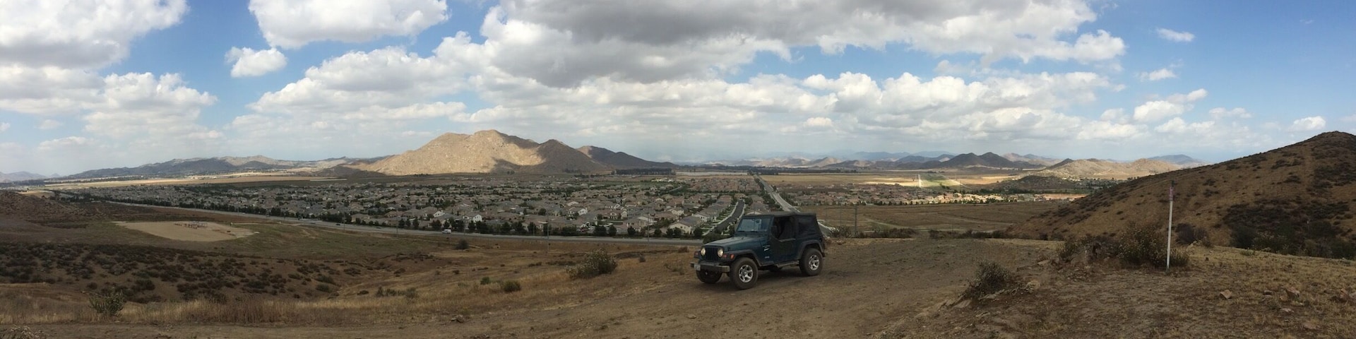 On the way to study at the local coffee shop and saw a dirt road, so might as well see where it goes! There's always something to do in California! I love being a Californian!!!!