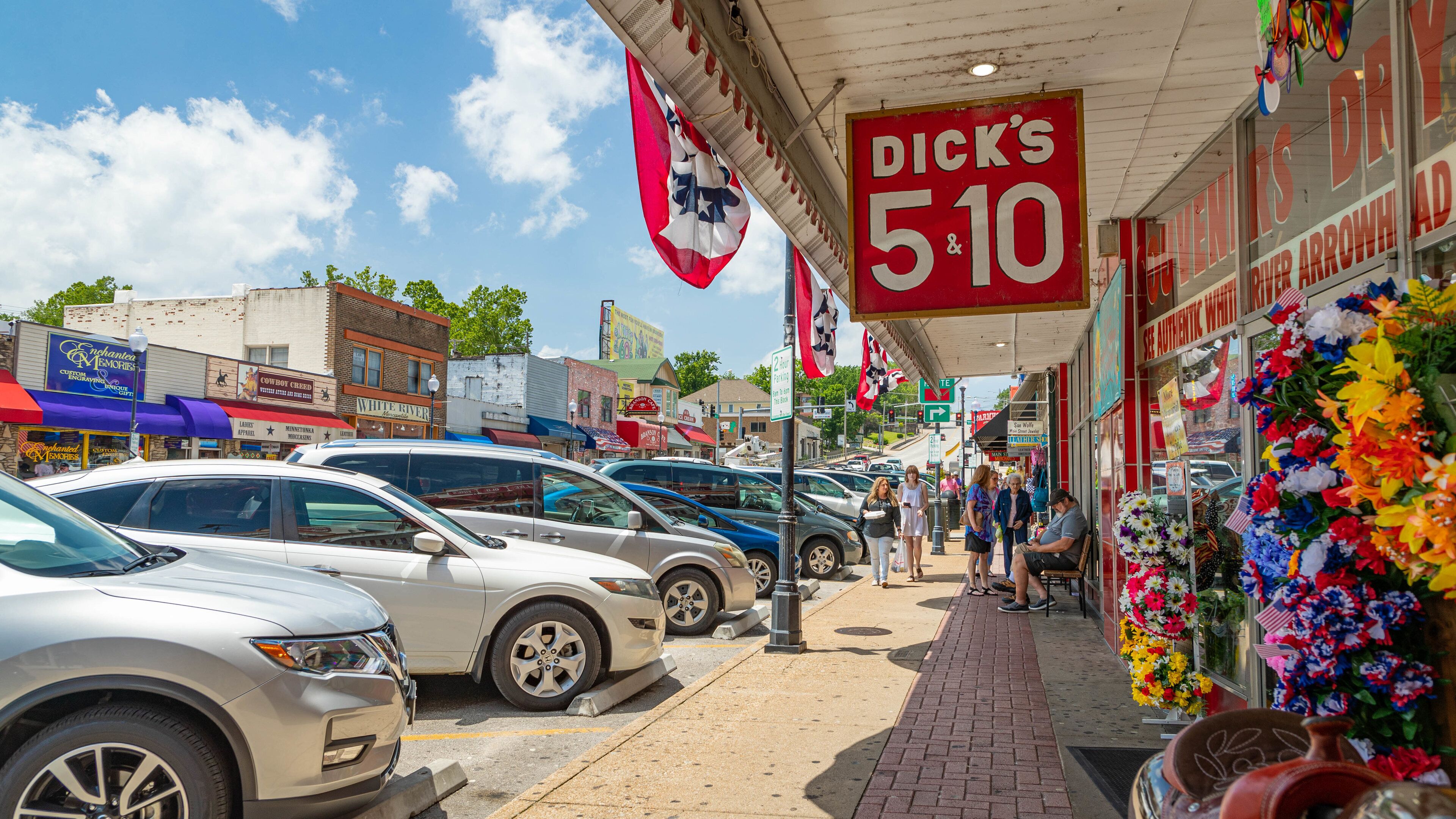 Downtown Branson showing signage and street scenes