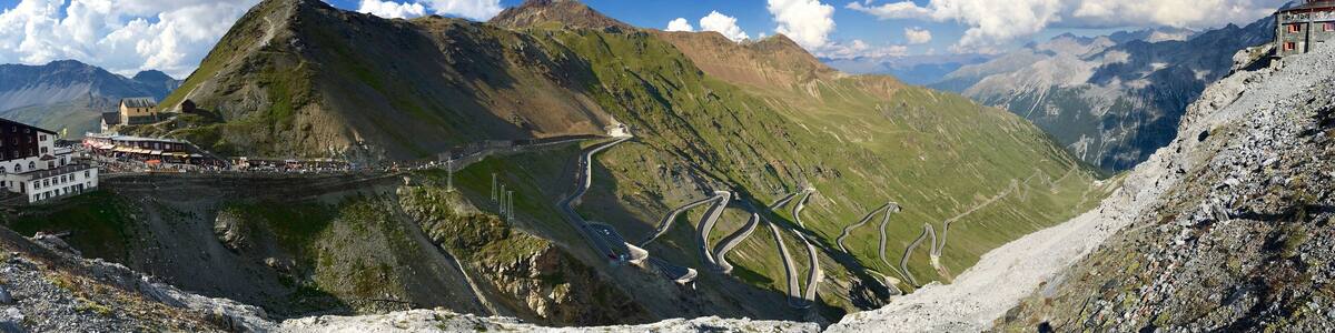 Gran panoramica de la carretera del paso del stelvio en la zona de los alpes Italianos