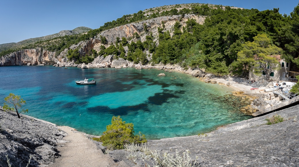 The wonderful Zarace Malo beach in Hvar, Croatia.
On arriving at Zarace beach I ended up on the Zarace velo beach not the Malo.
This one which is Malo is a lot nice and is just 5 minutes walk to the other side.