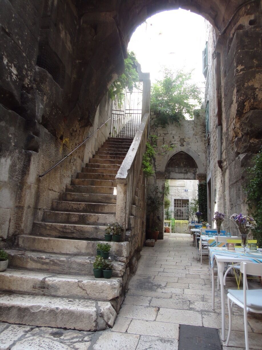 Wandering the old town! Beautiful discoveries at every corner 😍