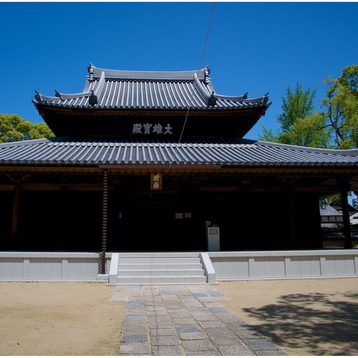 Shofuku-ji temple, the first zen temple in Japan was founded in 1195. You may just glance Buddha statues over the fence of this hut. There are expanded site building but not open for the public.