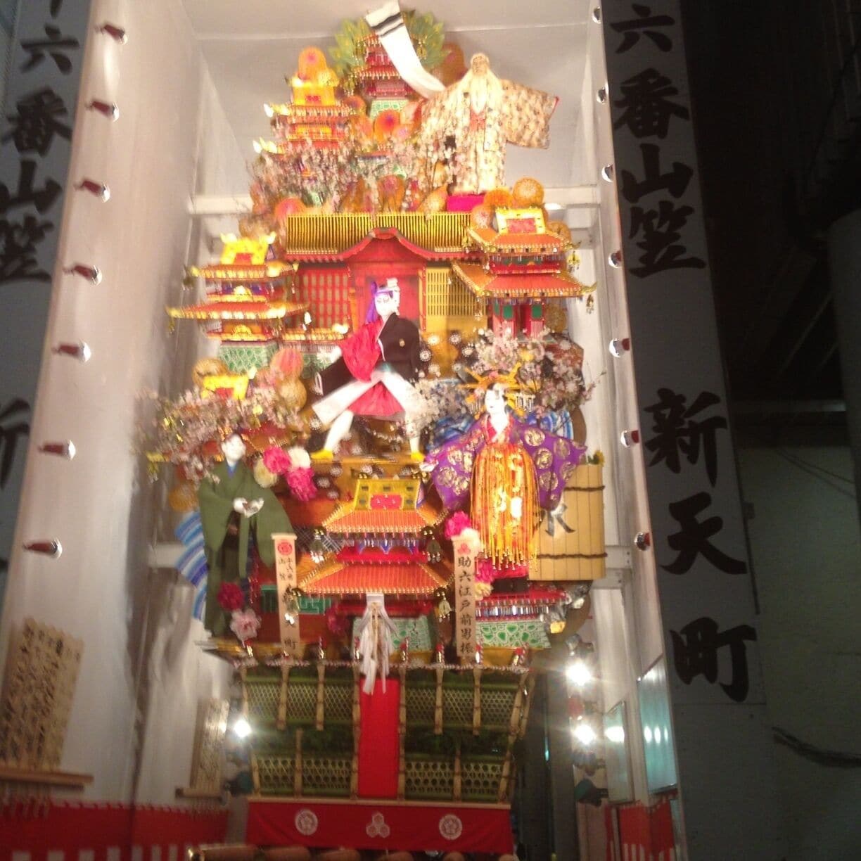 This is one of the portable shrine festival of Fukuoka "Yamakasa".
However, this is a portable shrine to decorate.