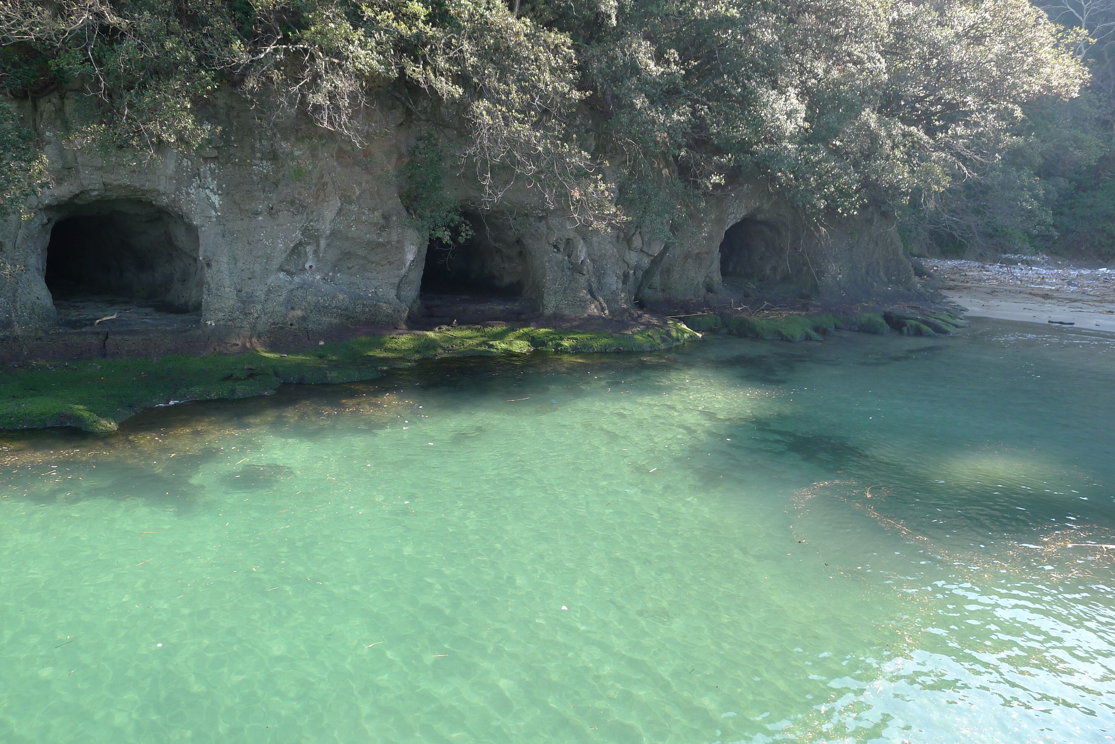 手石特攻基地跡