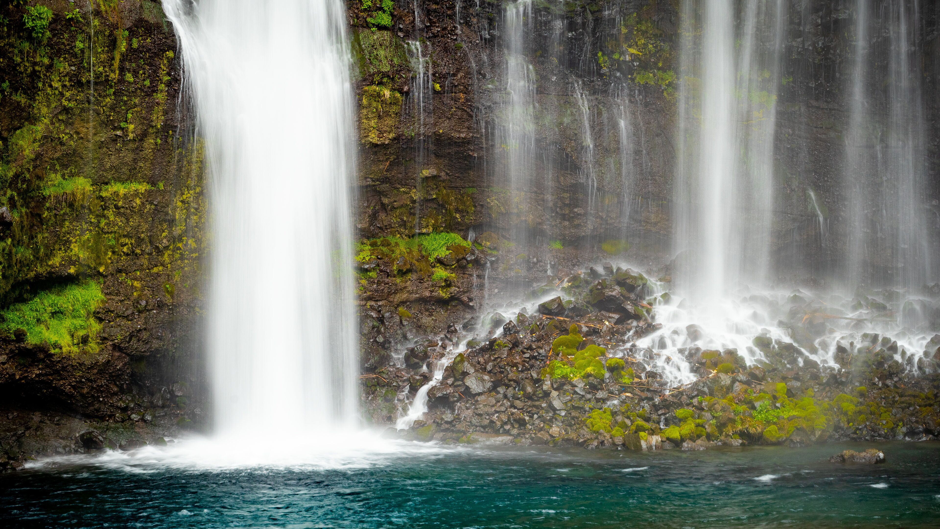 Shiraito Falls showing a waterfall