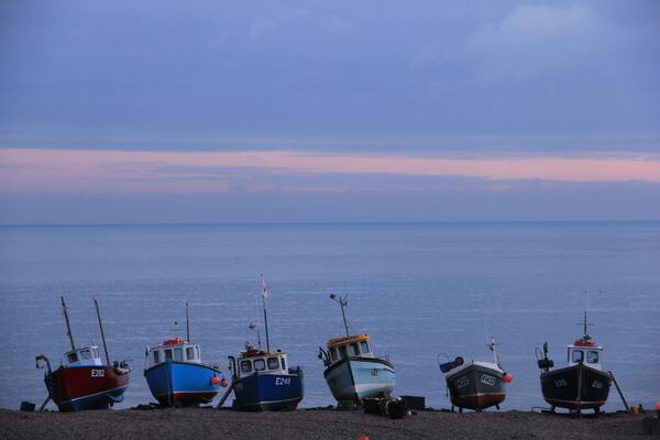 Come to Beer in the afternoon to browse all its little one-of-a-kind art galleries and shops, but make sure you head to the beach at dusk to be treated to views like these đ
You can actually walk to Beer, along the stunning coastal path from Branscombe. Read more here:
https://galloparoundtheglobe.com/a-weekend-in-branscombe-devon-the-longest-and-possibly-the-prettiest-village-in-england/