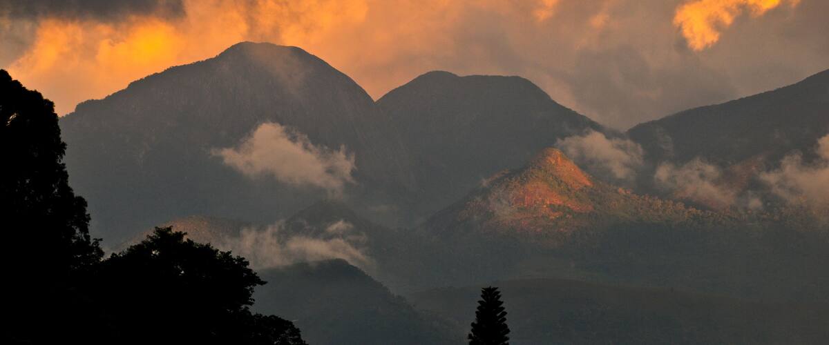 Cloudy sunset view of the Serra dos ĂrgĂŁos National Park from the Araras neighoborhood of PetrĂłpolis, Rio de Janeiro state, Brazil