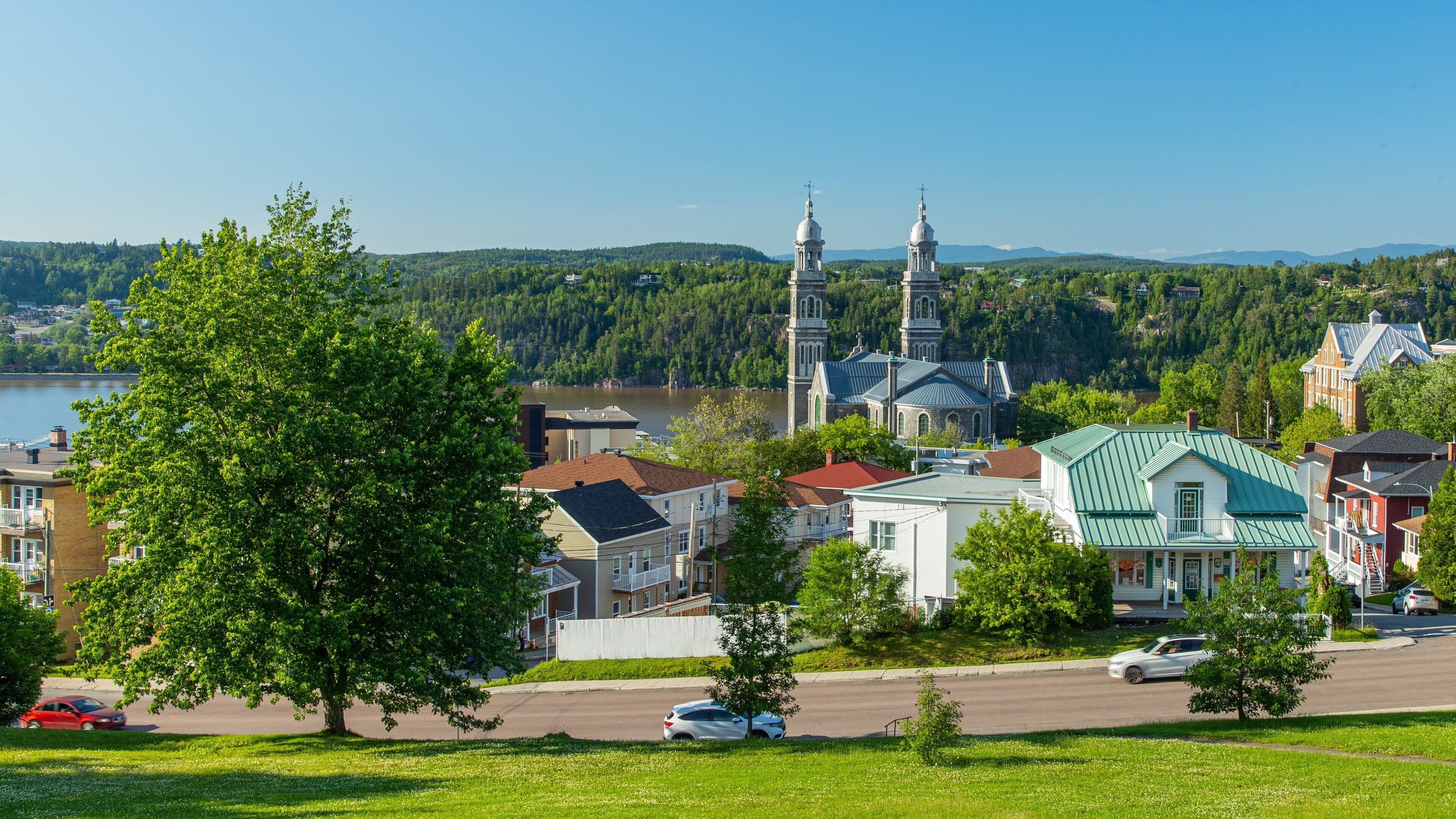Saguenay showing a small town or village