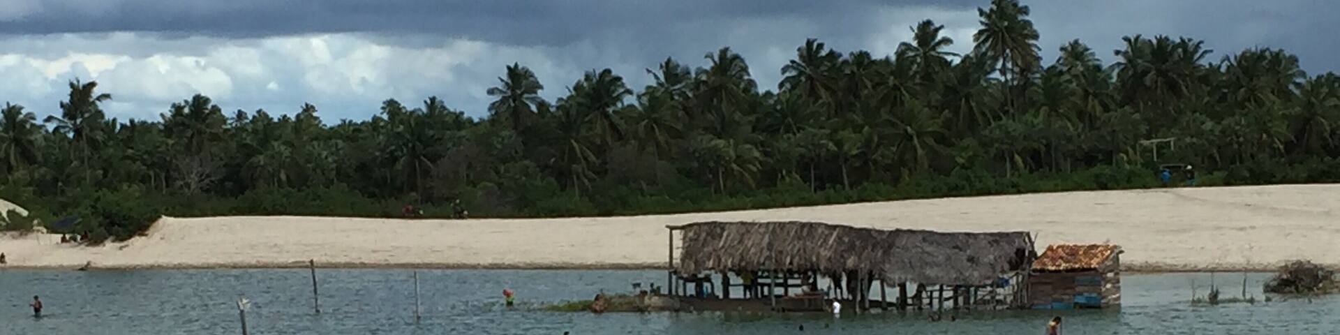 Casinha no meio da lagoa formada pelas águas de chuva.