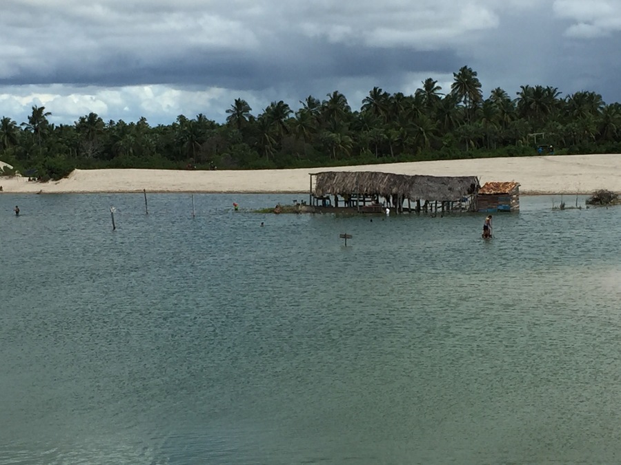 Casinha no meio da lagoa formada pelas águas de chuva.