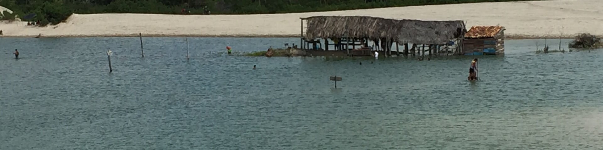 Casinha no meio da lagoa formada pelas águas de chuva.