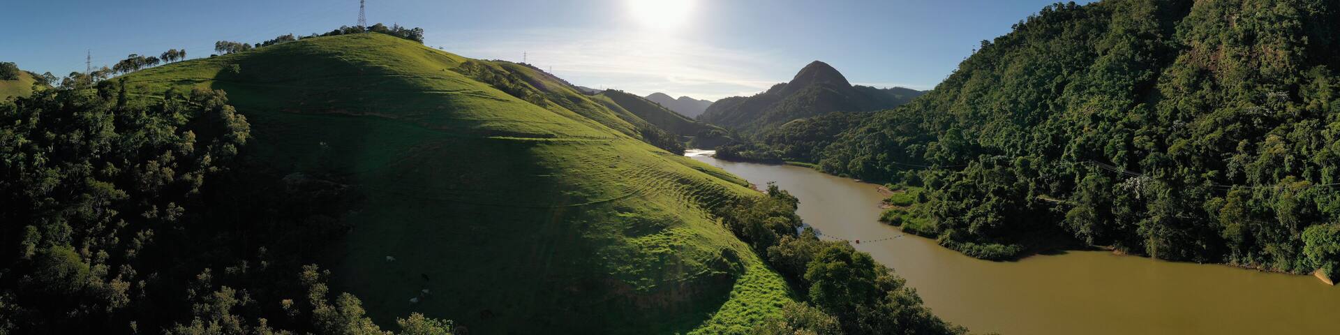 Fotografia aérea da Barragem PCH Rio Bonito no Rio Santa Maria, Santa Maria de Jetibá Espírito Santo, Brasil.