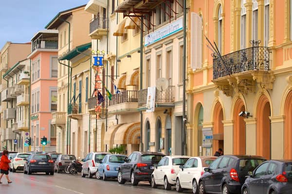 Viareggio montrant maison et scènes de rue aussi bien que femme