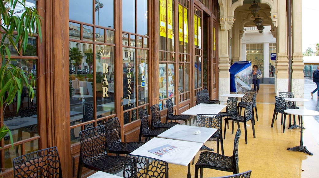 Passeggiata di Viareggio which includes outdoor eating