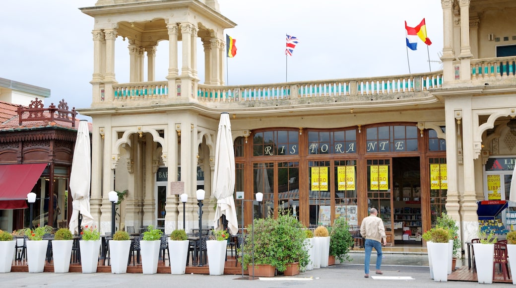 Passeggiata di Viareggio which includes heritage architecture
