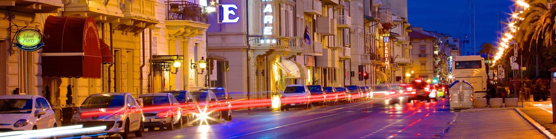 Promenade de Viareggio montrant signalisation, ville et scènes de nuit