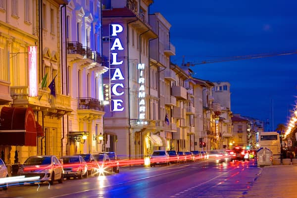 Passeggiata di Viareggio das einen Stadt, historische Architektur und bei Nacht