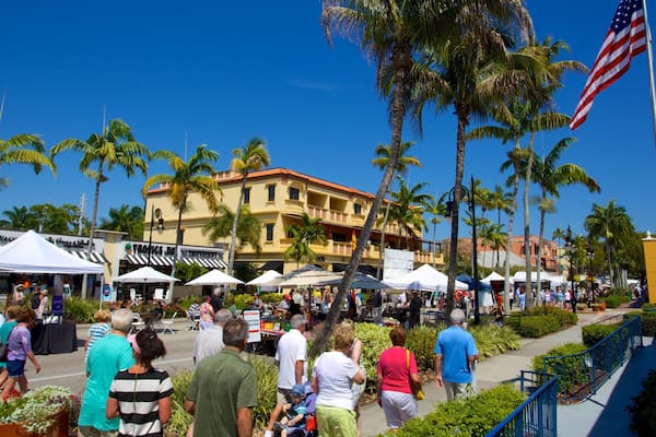 5th Avenue Indkøbsdistrikt som viser en by, markeder og gadeliv