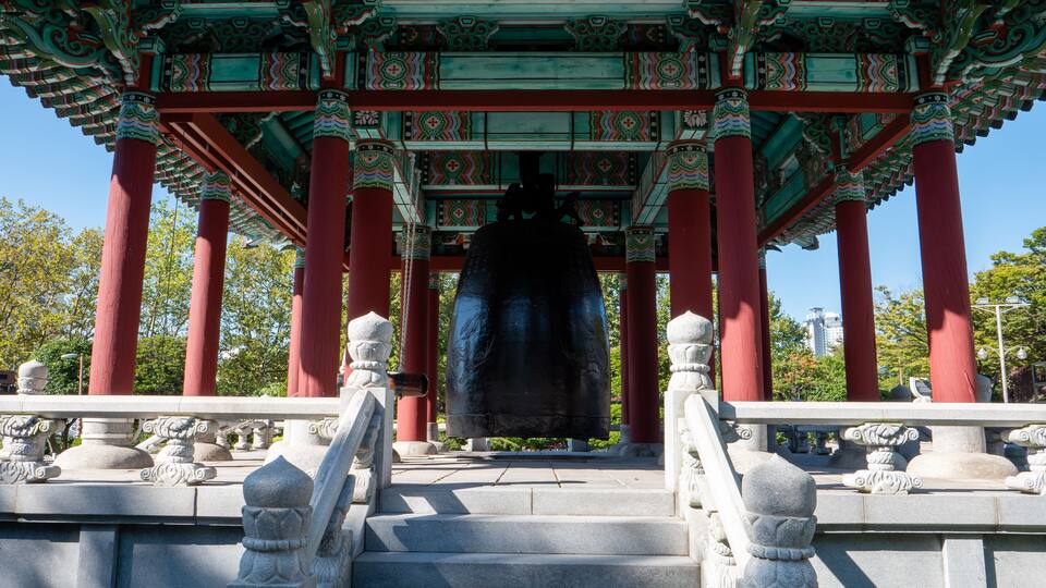 A traditional Korean pavilion with red pillars and ornate roof decorations.