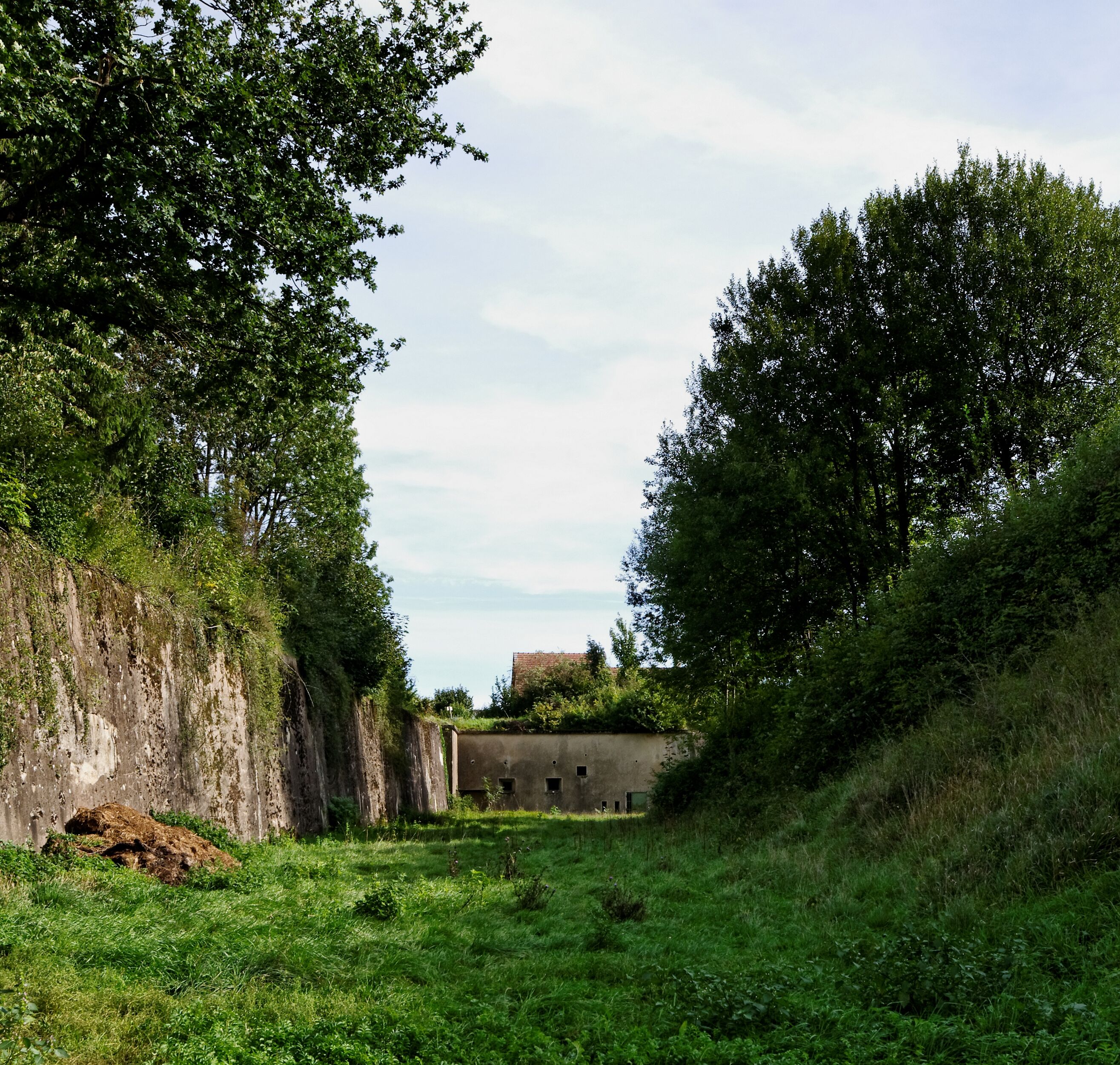 This building is inscrit au titre des Monuments Historiques. It is indexed in the Base Mérimée, a database of architectural heritage maintained by the French Ministry of Culture, under the reference PA00135352 .