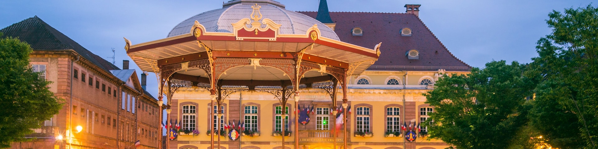 Ein historisches Gebäude mit einer markanten Kuppel und einer Fahnenstange.