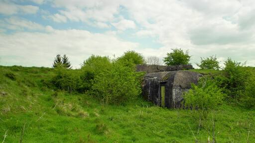 This file was uploaded with Commonist. Fort de Meroux : à proximité d'un abri-traverse en béton (HDR).