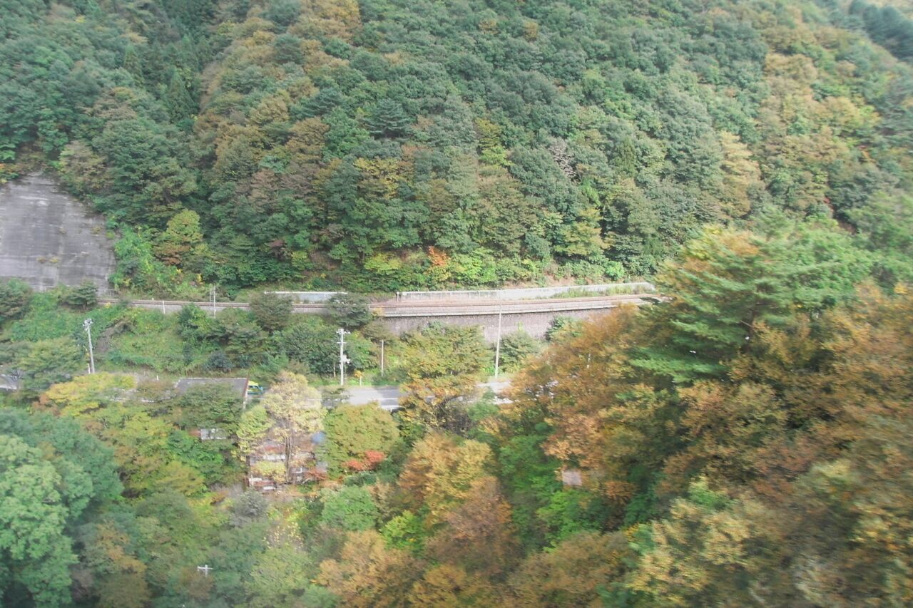 陸中大橋駅の手前でヘアピン形の線路の上から下の線路を見下ろして撮影。