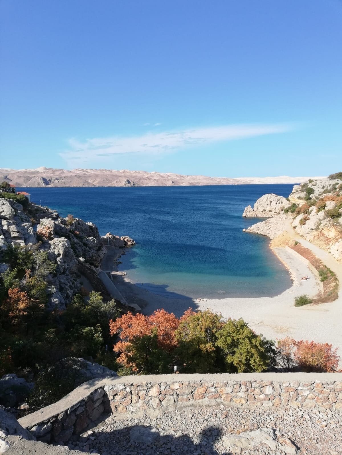 This bay is near to Karlobag. Next to it is a parking place (where it’s also possible to sleep). There aren’t lots of people even though there’s a beach-bar at the beach. Also you can walk a bit further and climb down the cliffs to have a privat bay
#beach
#roadtrip