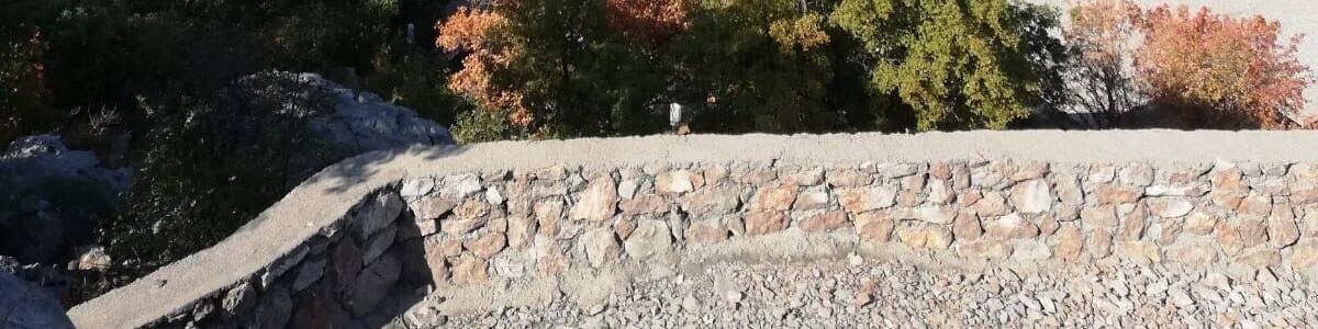 This bay is near to Karlobag. Next to it is a parking place (where it’s also possible to sleep). There aren’t lots of people even though there’s a beach-bar at the beach. Also you can walk a bit further and climb down the cliffs to have a privat bay
#beach
#roadtrip