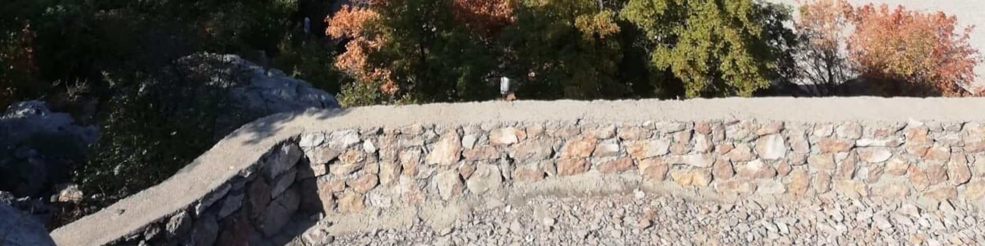 This bay is near to Karlobag. Next to it is a parking place (where it’s also possible to sleep). There aren’t lots of people even though there’s a beach-bar at the beach. Also you can walk a bit further and climb down the cliffs to have a privat bay
#beach
#roadtrip