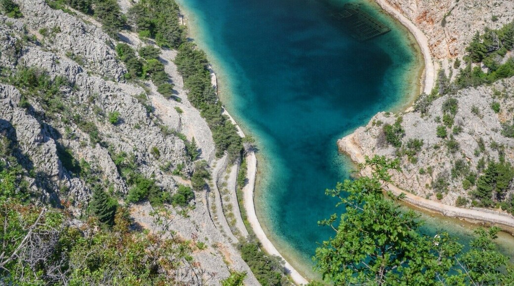 Tale zaliv se pa najde nekje na jadranski magistrali med otokoma Rab in Pag. Zanimiv je tudi zato, ker tukaj kraljuje potopljena ladja, ki je pravi raj za potapljaÄe ...
#Zavratnica #Croatia #Balkan #Roadtrip #Jadran #Sea
