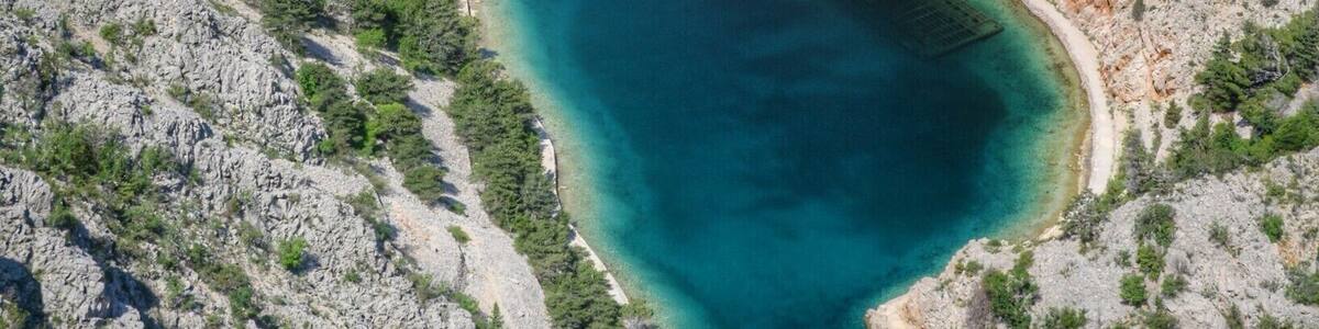Tale zaliv se pa najde nekje na jadranski magistrali med otokoma Rab in Pag. Zanimiv je tudi zato, ker tukaj kraljuje potopljena ladja, ki je pravi raj za potapljače ...
#Zavratnica #Croatia #Balkan #Roadtrip #Jadran #Sea