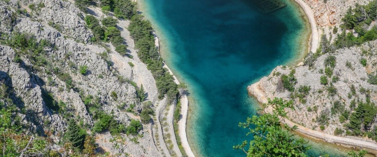 Tale zaliv se pa najde nekje na jadranski magistrali med otokoma Rab in Pag. Zanimiv je tudi zato, ker tukaj kraljuje potopljena ladja, ki je pravi raj za potapljače ...
#Zavratnica #Croatia #Balkan #Roadtrip #Jadran #Sea