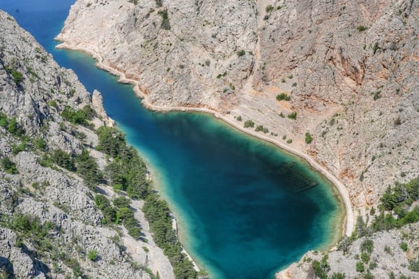 Tale zaliv se pa najde nekje na jadranski magistrali med otokoma Rab in Pag. Zanimiv je tudi zato, ker tukaj kraljuje potopljena ladja, ki je pravi raj za potapljače ...
#Zavratnica #Croatia #Balkan #Roadtrip #Jadran #Sea