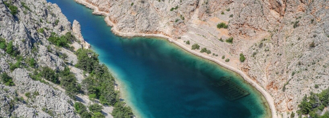 Tale zaliv se pa najde nekje na jadranski magistrali med otokoma Rab in Pag. Zanimiv je tudi zato, ker tukaj kraljuje potopljena ladja, ki je pravi raj za potapljače ...
#Zavratnica #Croatia #Balkan #Roadtrip #Jadran #Sea