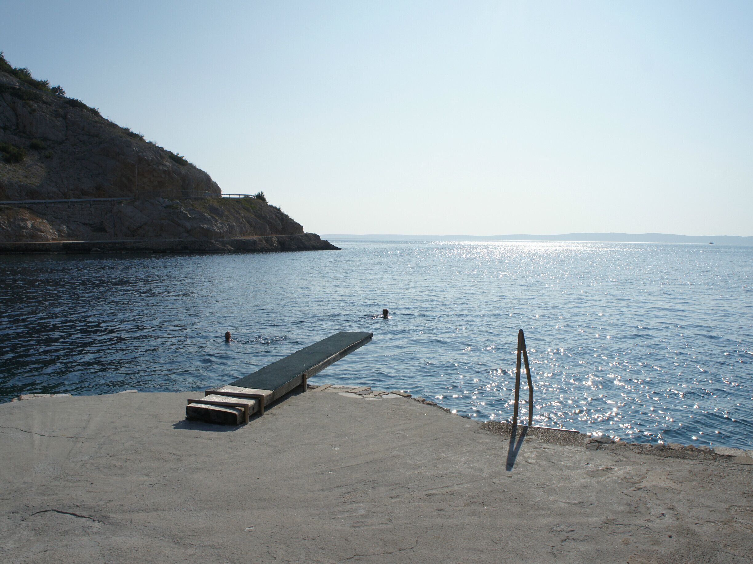 This divingboard, installed next to the sea entrance of the town, makes it the perfect excuse for a quick swim here.