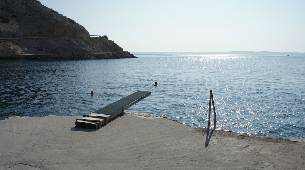 This divingboard, installed next to the sea entrance of the town, makes it the perfect excuse for a quick swim here.