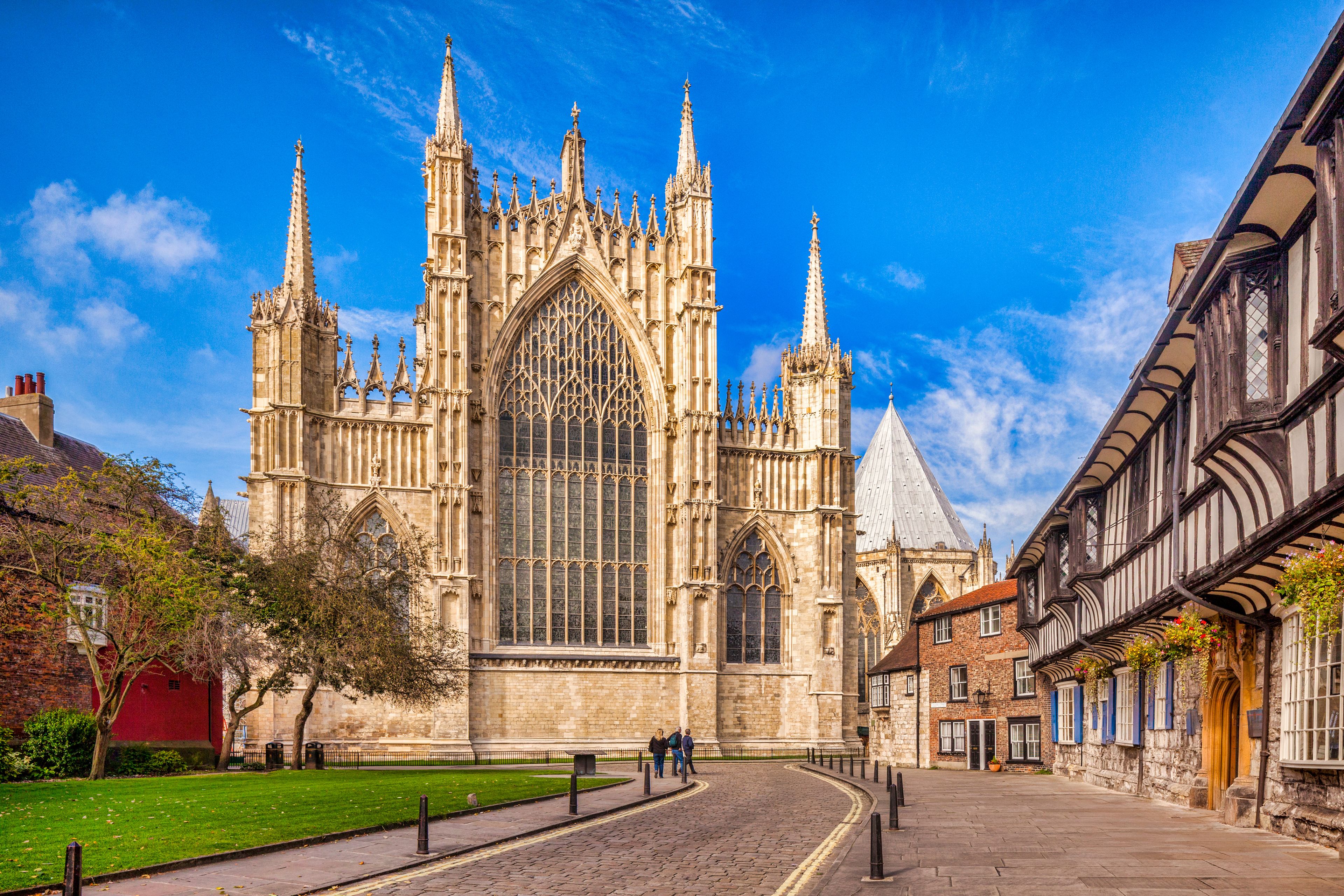 Une cathédrale historique, dotée de hautes flèches et de motifs complexes dans ses vitraux.