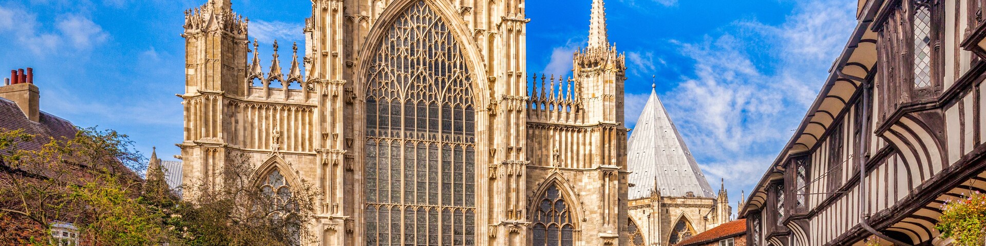 Uma catedral histórica com altas torres e desenhos complexos nas janelas.