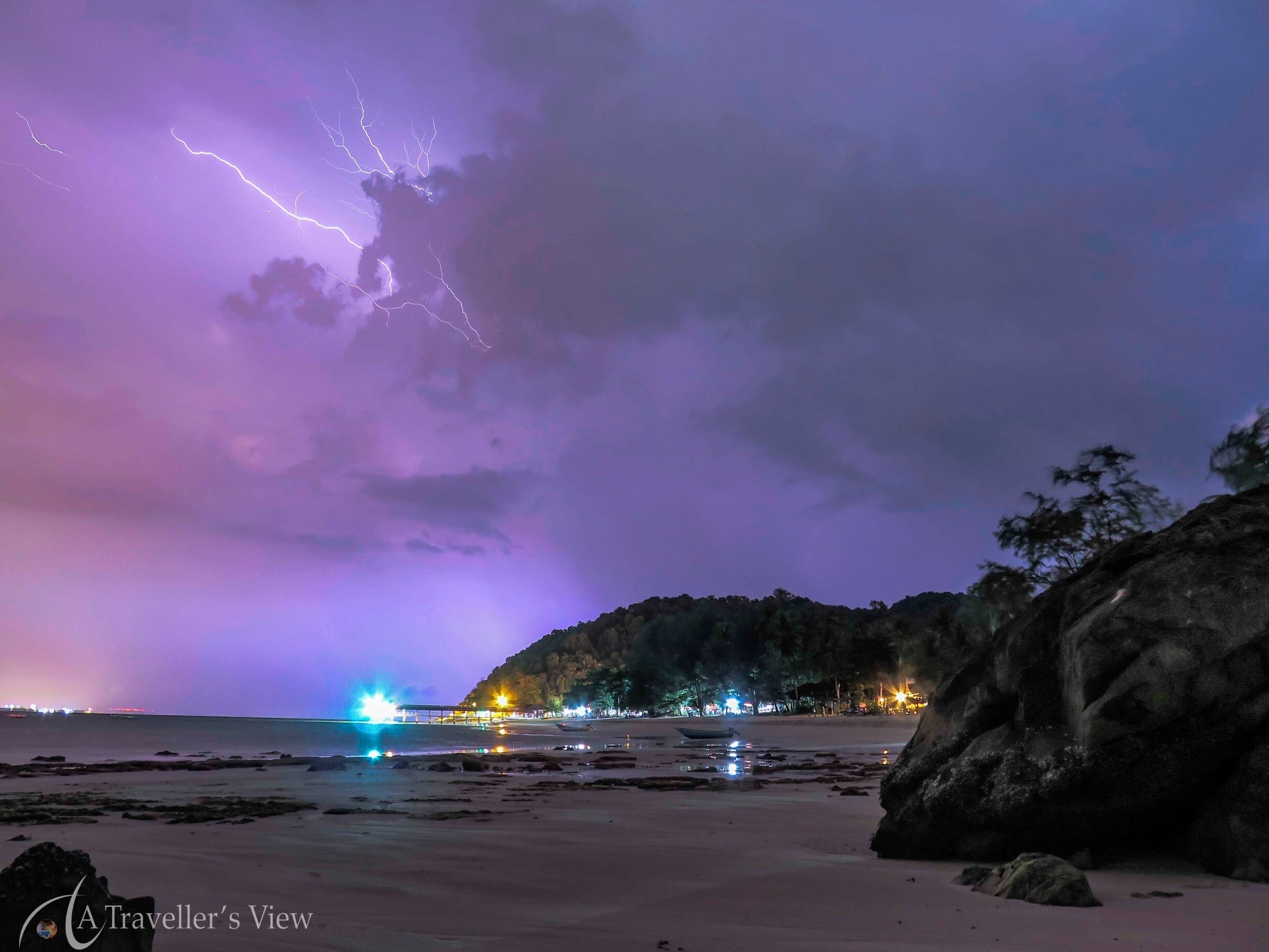 Zeus is having fun again ... me too. This time I could get away from the jungle during low tide to take photos towards the island.

#beach 