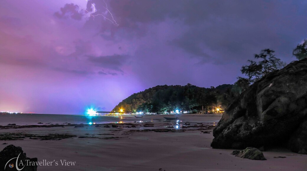 Zeus is having fun again ... me too. This time I could get away from the jungle during low tide to take photos towards the island.
#beach