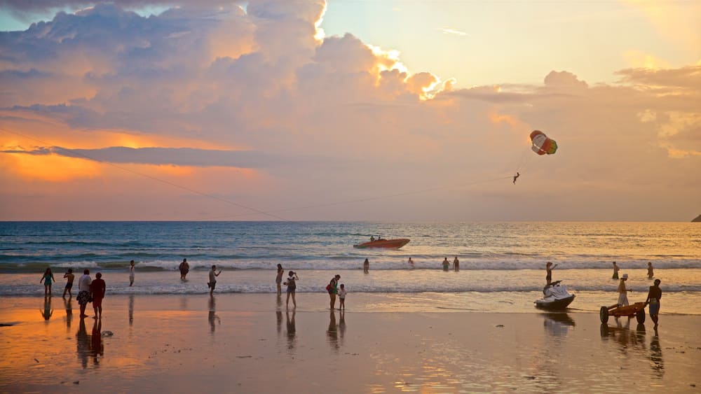 Patong das einen Sonnenuntergang, Wassersport und allgemeine KĂŒstenansicht